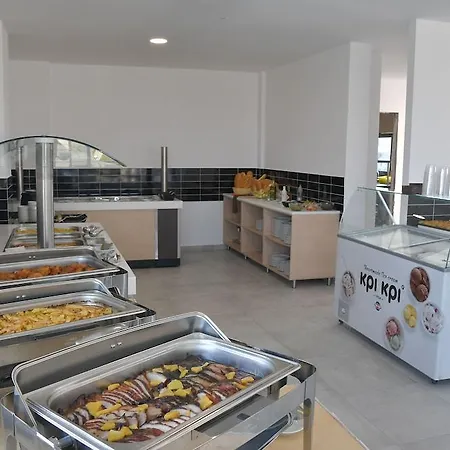 מלון Evita Bay 4*