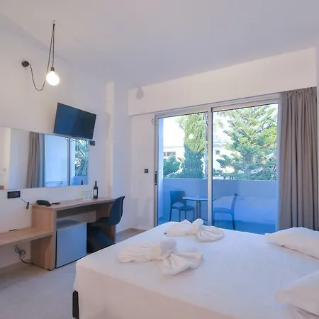 מלון Evita Bay 4*